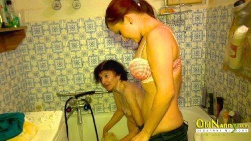 Veronika, Kami - Old granny of 81 years bathing red haired girl (2019/FullHD)